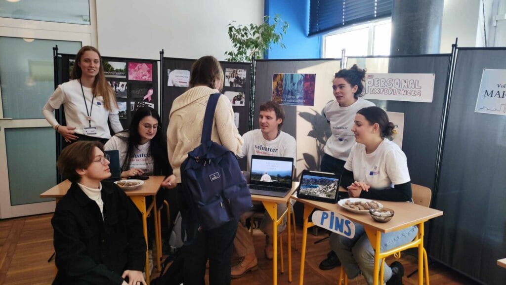 Uczniowie z nauczycielem