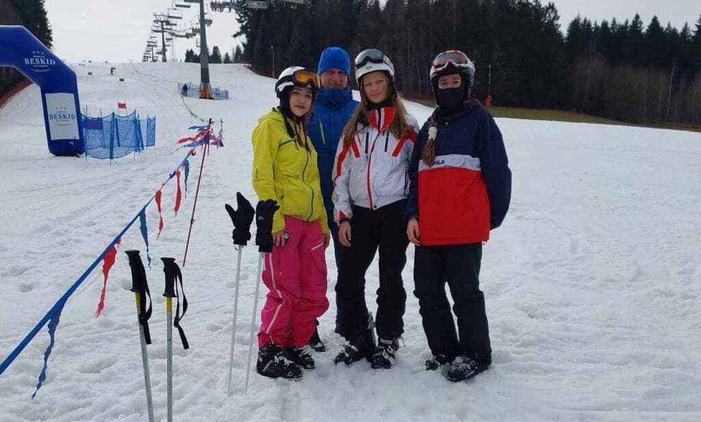 Uczniowie z nauczycielem